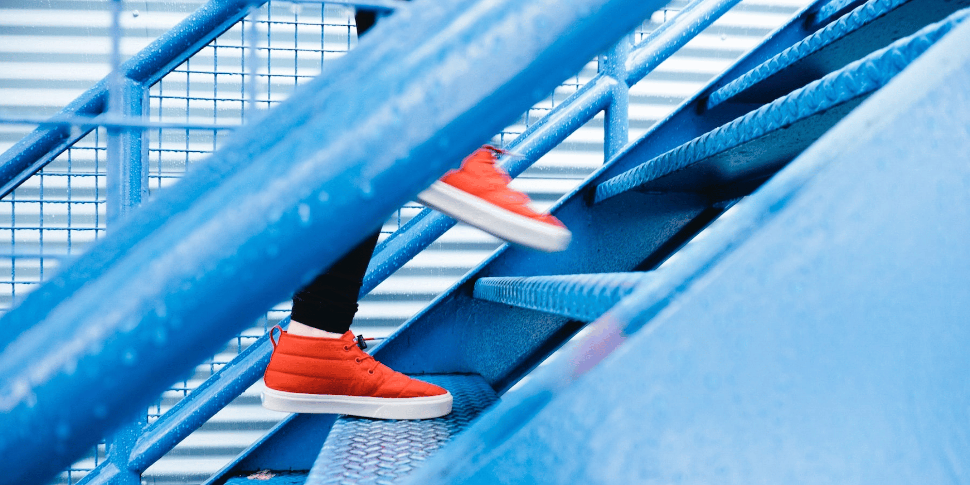 Rote turnschuhe steigen eine Treppe hinauf.